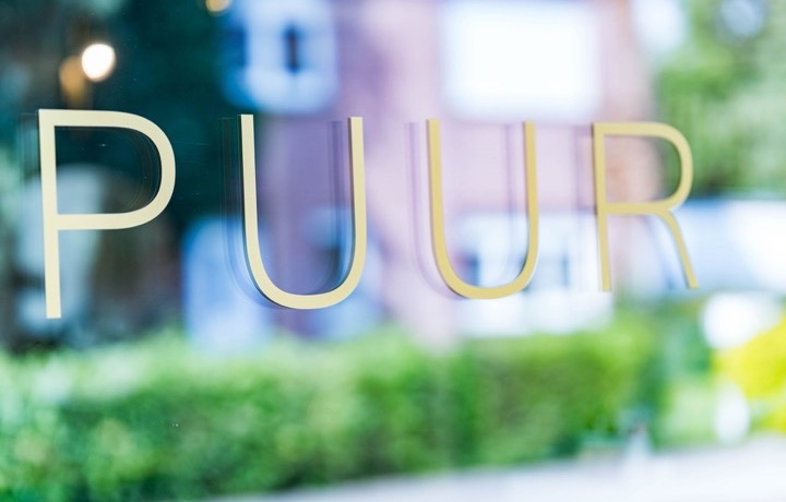 Etalage van kapsalon PUUR