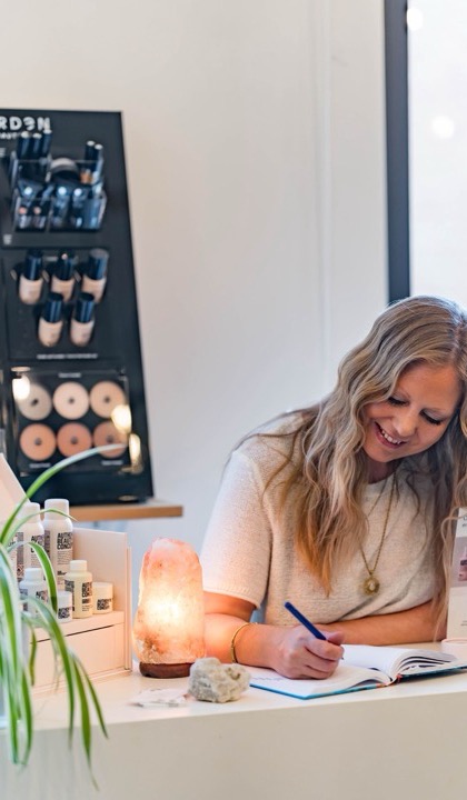 Sarah aan het werk in de salon